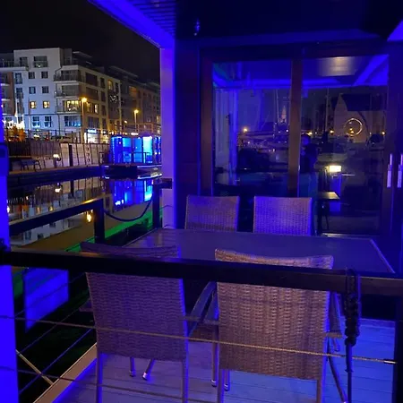 Gold Waterhouse Old Town - Houseboat شقة *